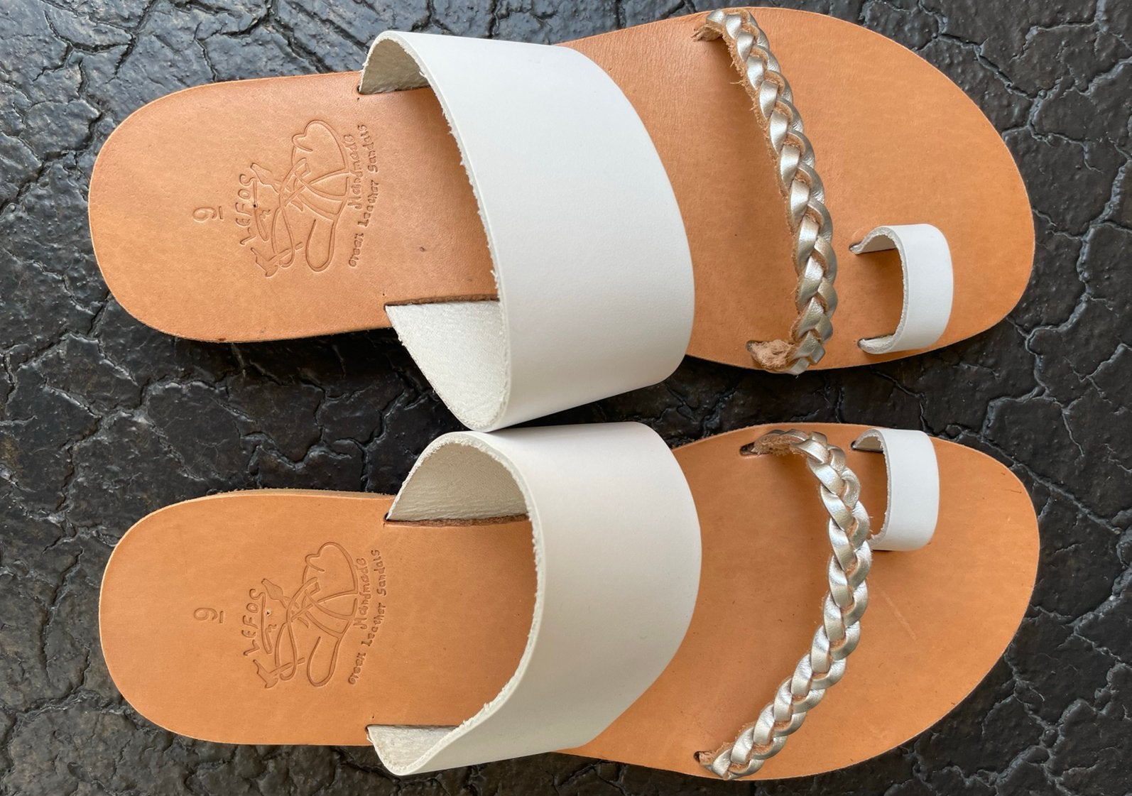 Nieuwe witte leren sandalen met zilveren gevlochten bandje, Wit, Nieuw, Ophalen of Verzenden, Slippers