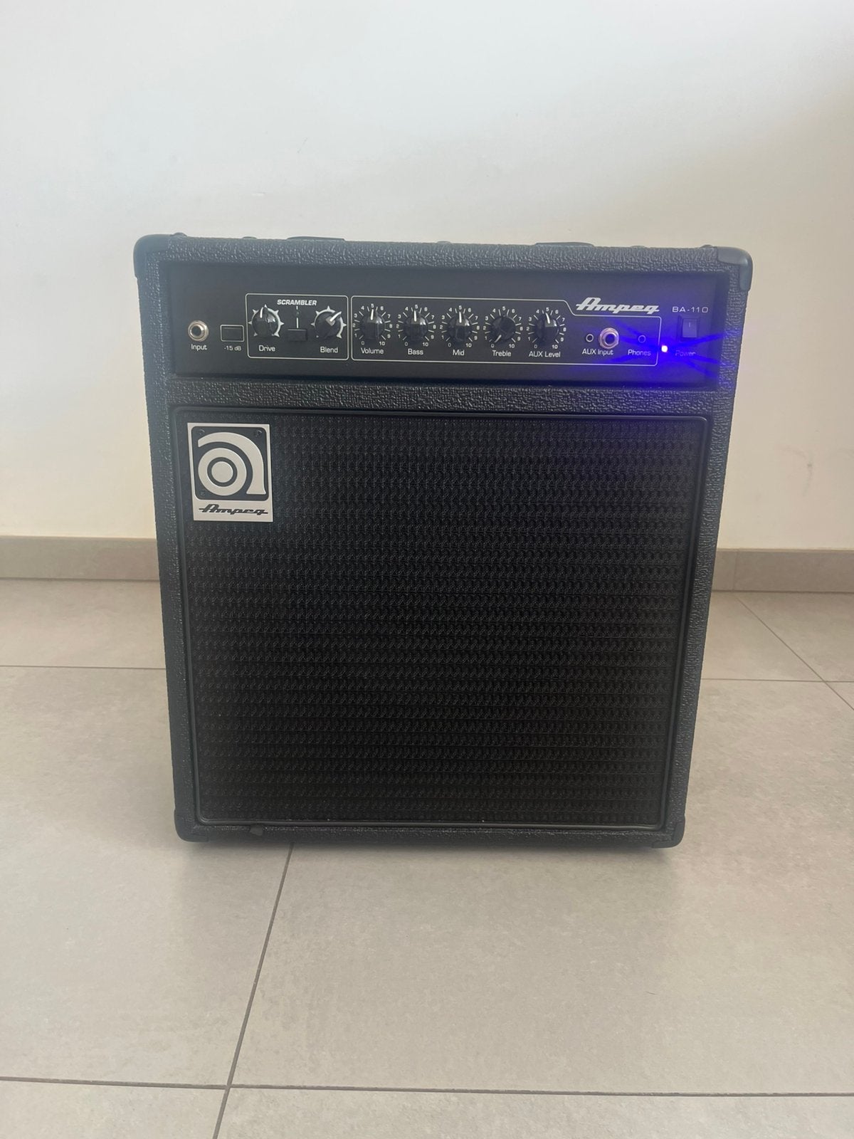 Bas gitaar versterker Ampeg BA-110 v2, Muziek en Instrumenten, Versterkers | Bas en Gitaar, Ophalen, Zo goed als nieuw, Gitaar