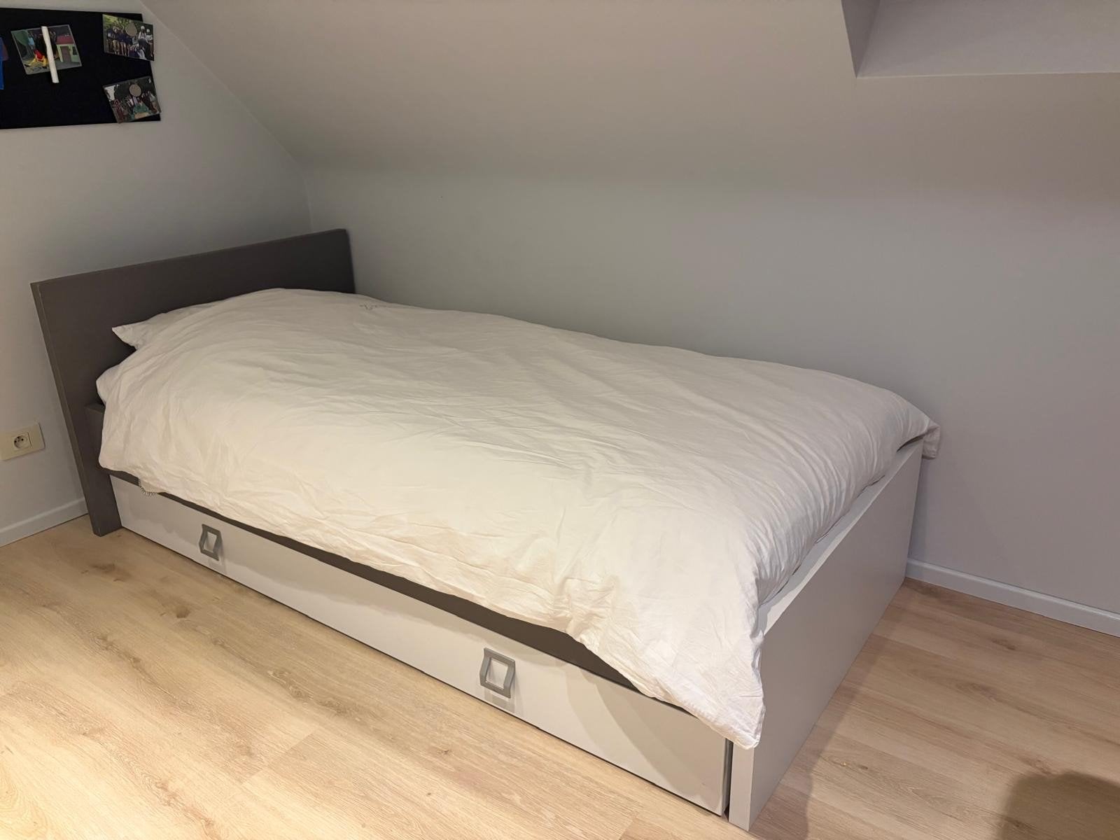 Bed met lade, Enlèvement