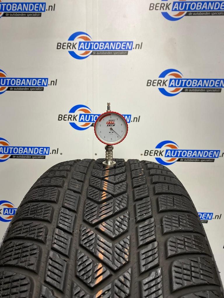 2x Pirelli Scorpion Winter MO1 265/40 R21 105V 265/40/21 265, Auto-onderdelen, Gebruikt, -, 265 mm, -