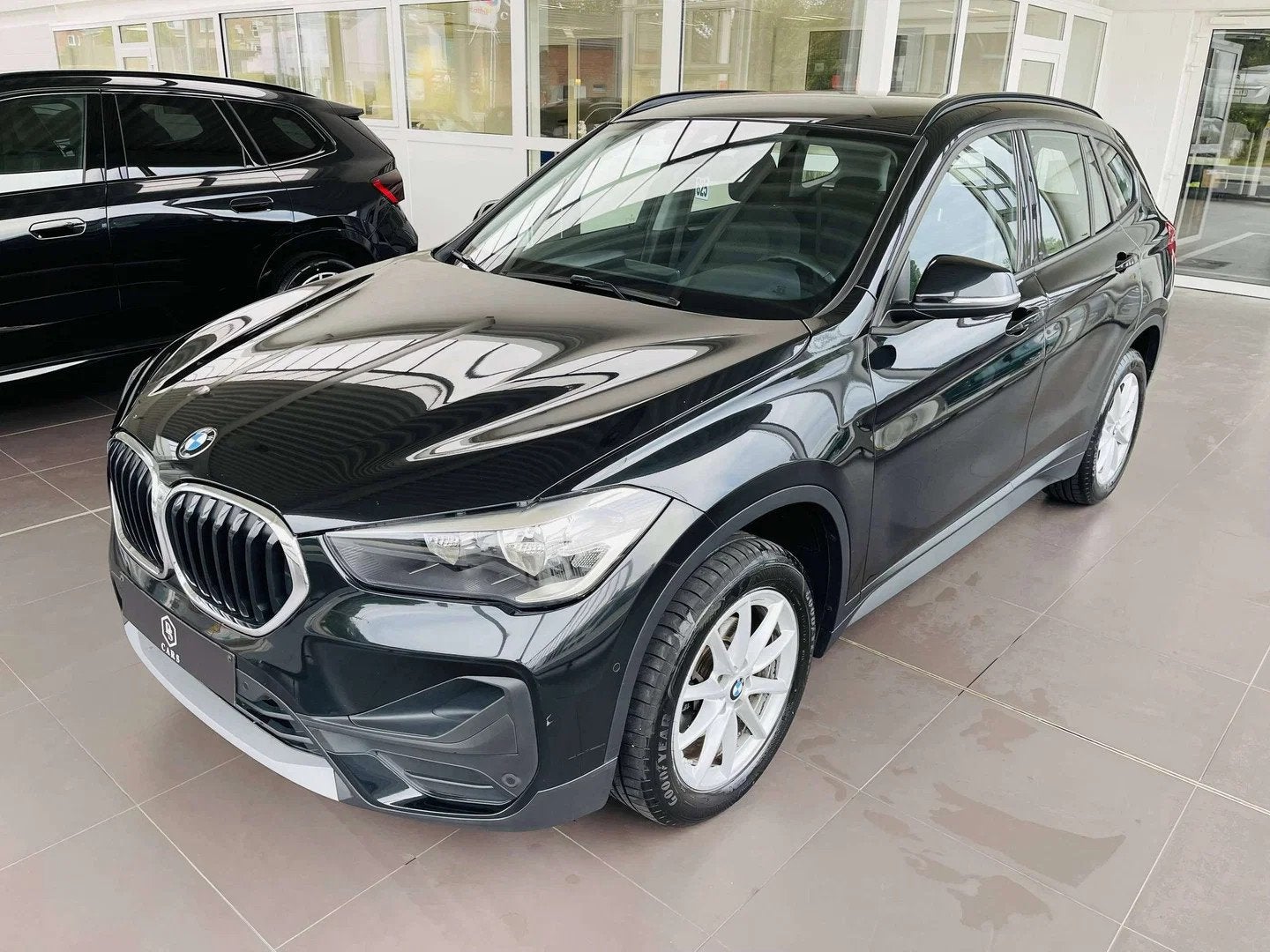 BMW X1 1.5 dA * GARANTIE + GPS PRO * (bj 2022, automaat), Auto's, Stof, Gebruikt, Euro 6, Zwart