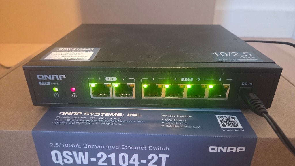 QNAP QSW-2104-2T High-Speed Netwerk Switch (10Gb en 2.5Gb), Ophalen of Verzenden, Zo goed als nieuw