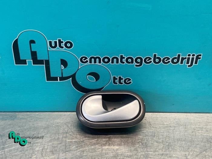 Portiergreep 2Deurs links van een Renault Twingo (Twingo 07-, Gebruikt, -, Renault, -