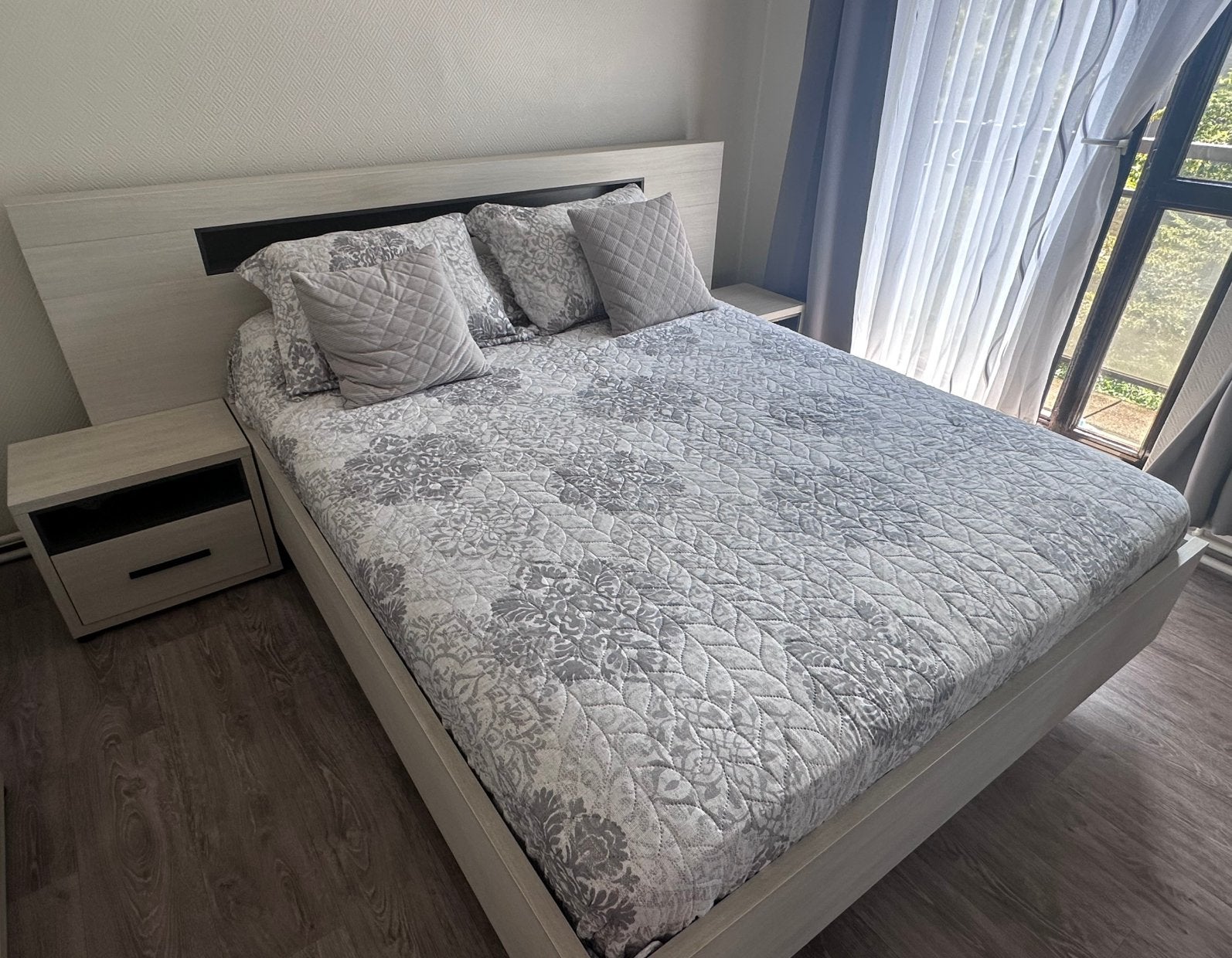 Kleur: taupe, kastmaat: 2m60 bij 67cm bij 2m15, Ophalen, Gebruikt, Tweepersoons, Tres belle couleur taupe