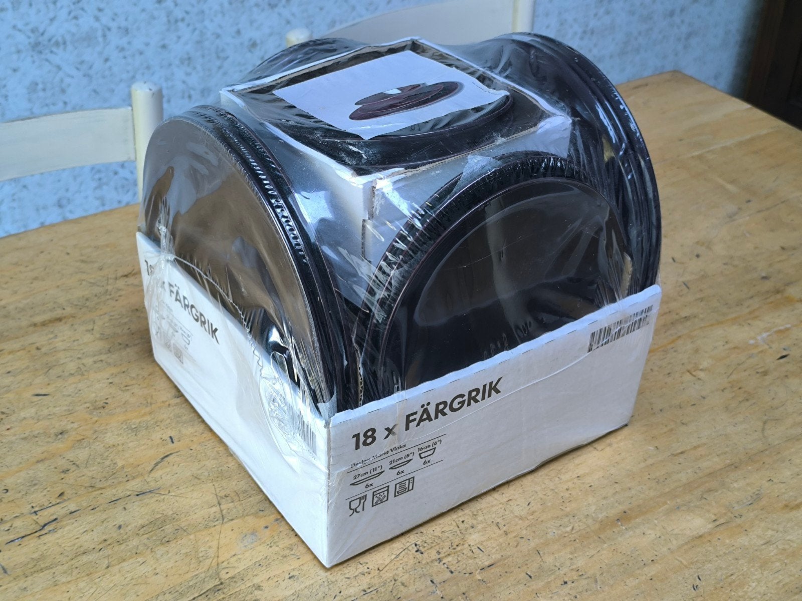 Ikea FARGRIK 18-delig servies, donkerpaars (Nieuw!), Huis en Inrichting, Keuken | Servies, Ophalen, Nieuw, Aardewerk, Bord(en)