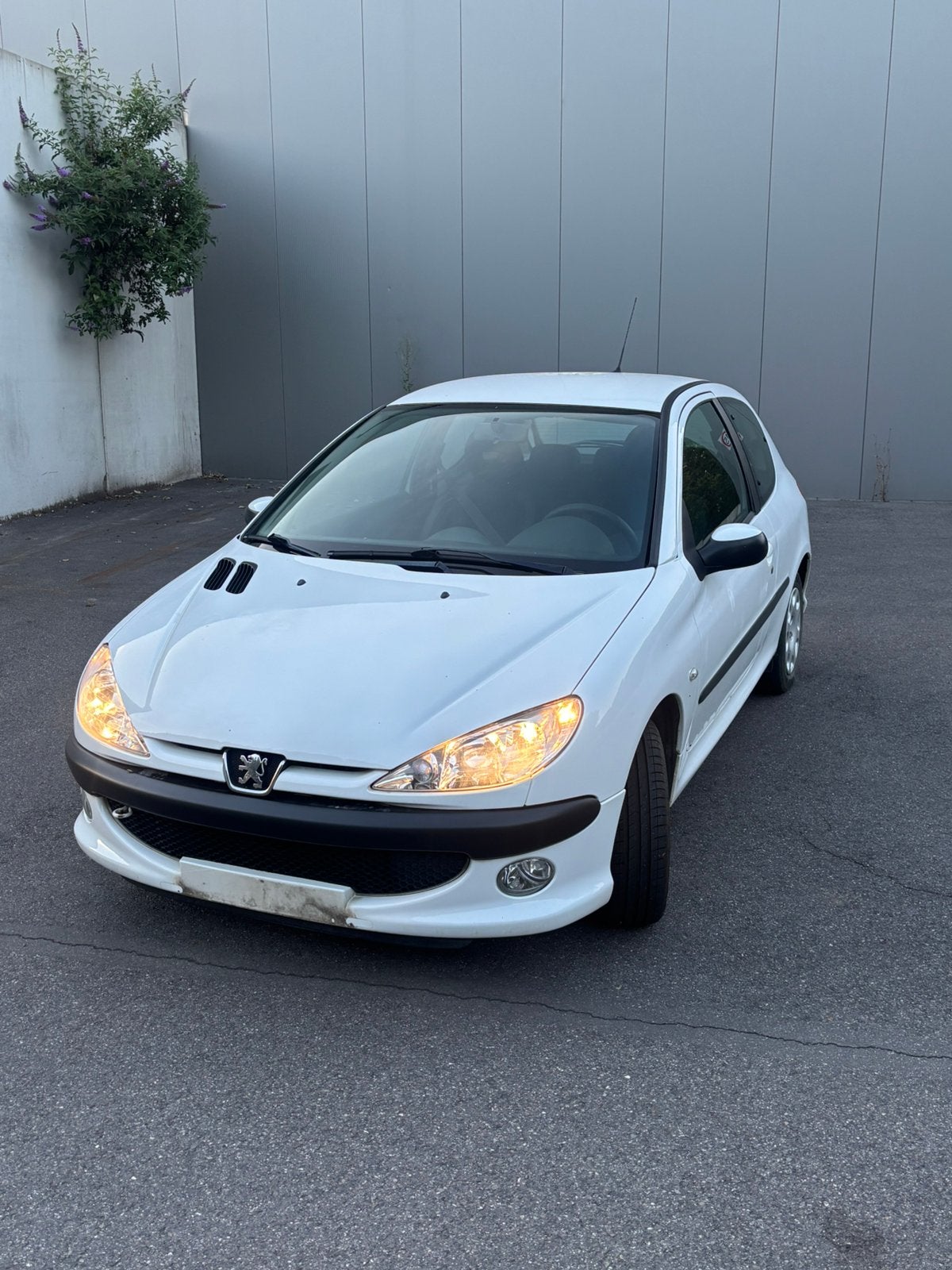 Peugeot 206 benzine. lees beschrijving!!!, Auto's, Voorwielaandrijving, Zwart, Wit, Handgeschakeld