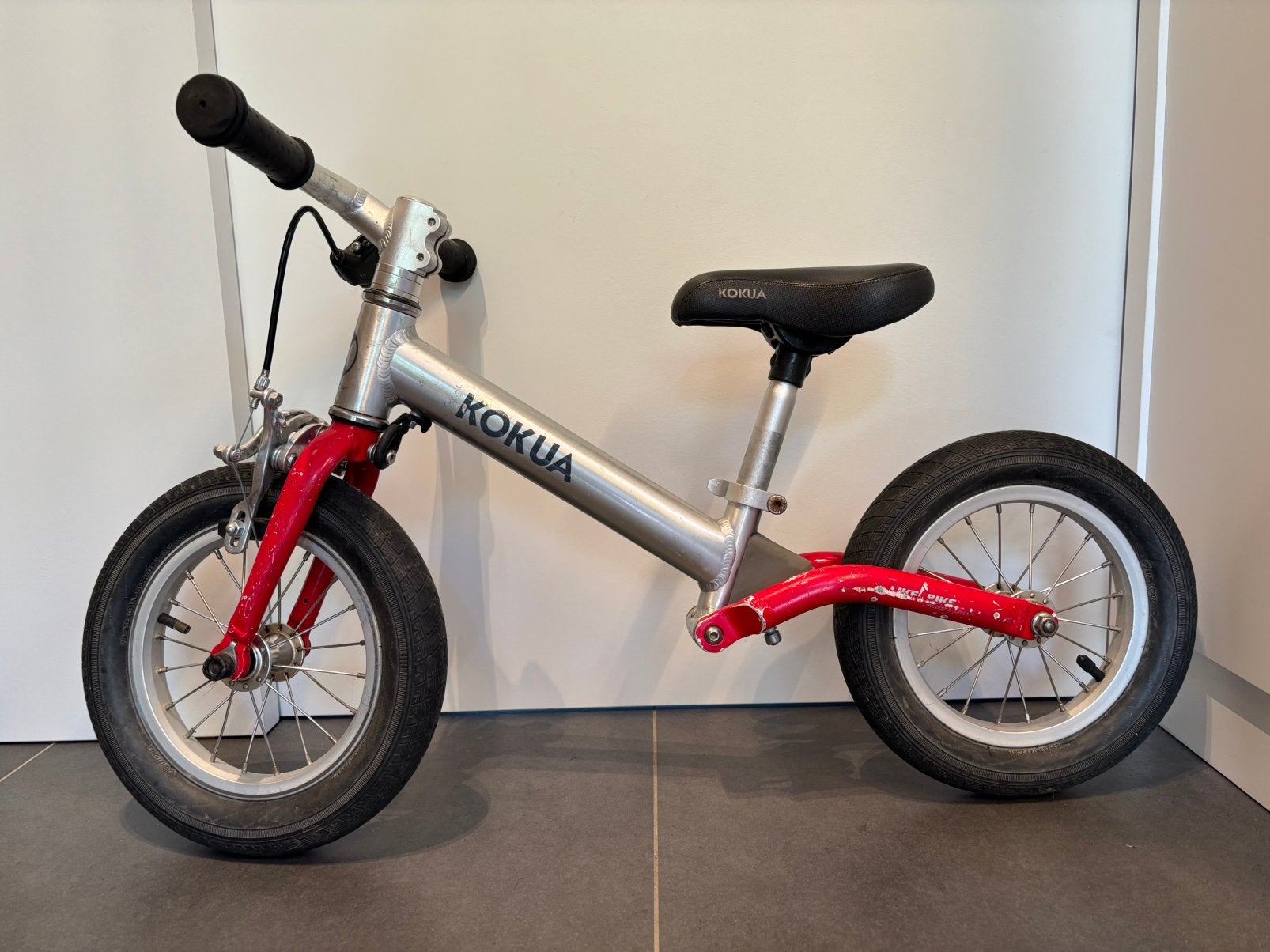 Kokua loopfiets - lange zadelpen en rem, Kinderen en Baby's, Speelgoed | Buiten | Voertuigen en Loopfietsen, Ophalen, Gebruikt