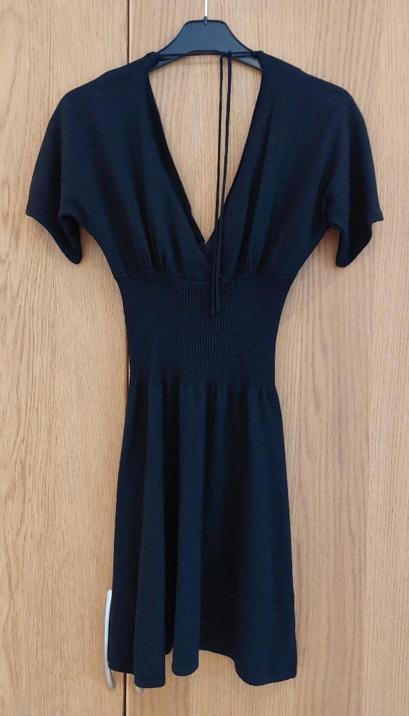 Petite robe noire en viscose, Enlèvement ou Envoi, Taille 36 (S), Comme neuf, Longueur genou