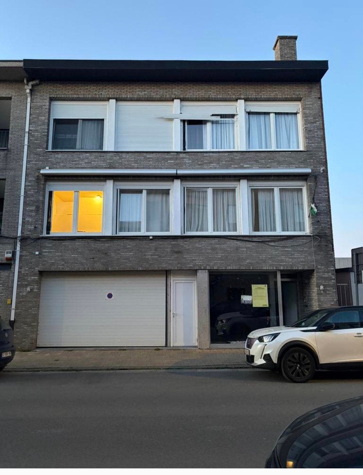 Te koop ruim pand met garage en woonst in Sint-Niklaas, Provincie Oost-Vlaanderen