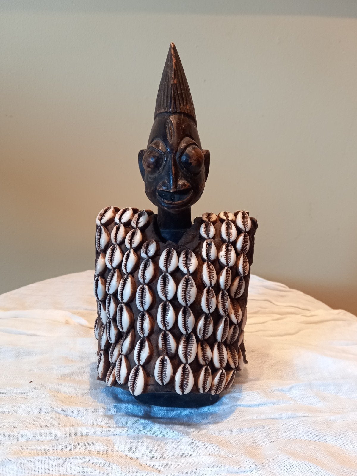 Afrikaans vrouwelijk YORUBA met vestje van kauri-schelpen, Antiek en Kunst, Ophalen of Verzenden