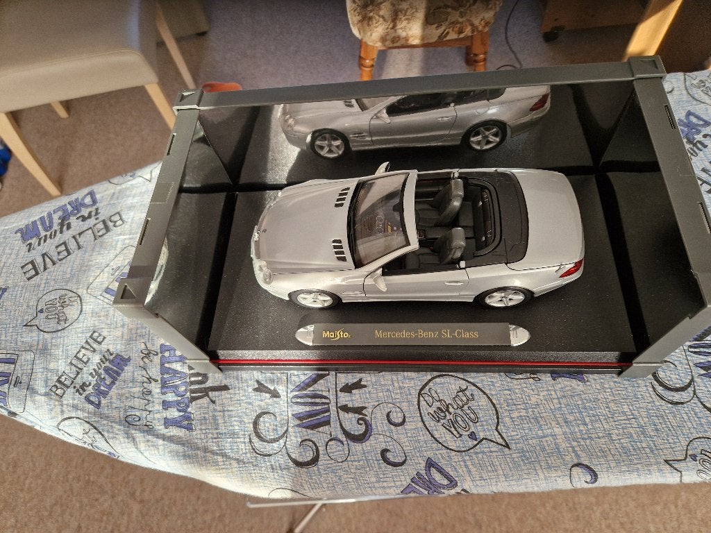 Mercedes-Benz SL- Class Premiere Edition 1:18 merk Maisto, Hobby en Vrije tijd, Modelauto's | 1:18, Ophalen, Nieuw, Auto, Maisto