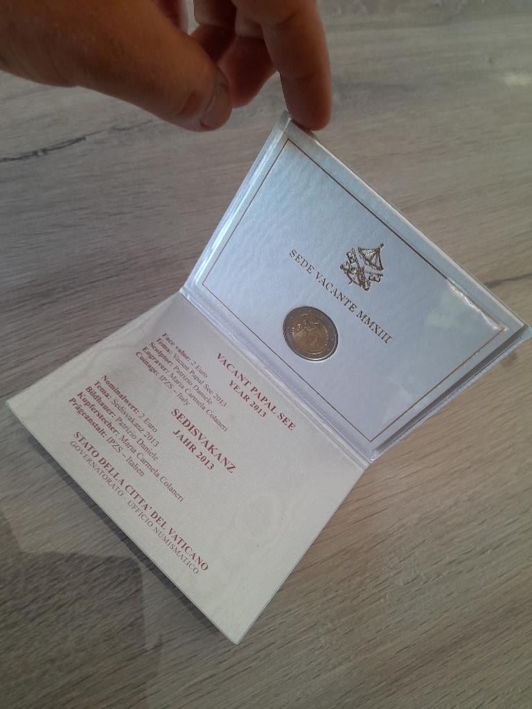 2 euro Vaticaan 2013 Sede Vacante in boekje, Postzegels en Munten, Ophalen of Verzenden, Vaticaanstad, 2 euro, Losse munt