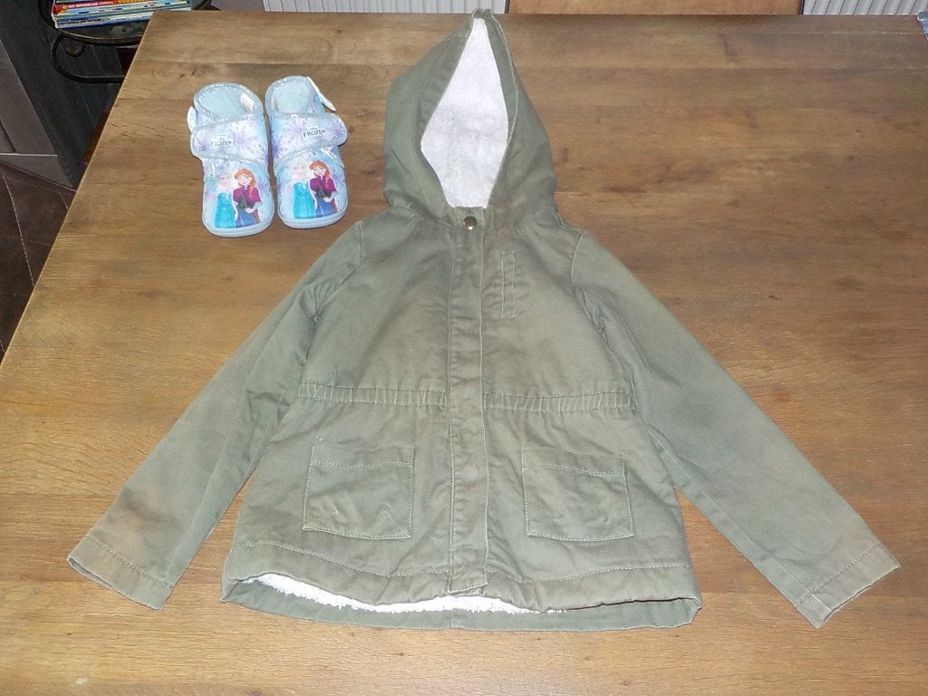 Zachte mosgroene meisjes jas TAHARI maat 110 + Pantoffels, Gebruikt, Meisje, Tahari, Ophalen of Verzenden