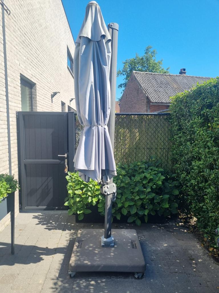 Parasol met zware voet., Enlèvement
