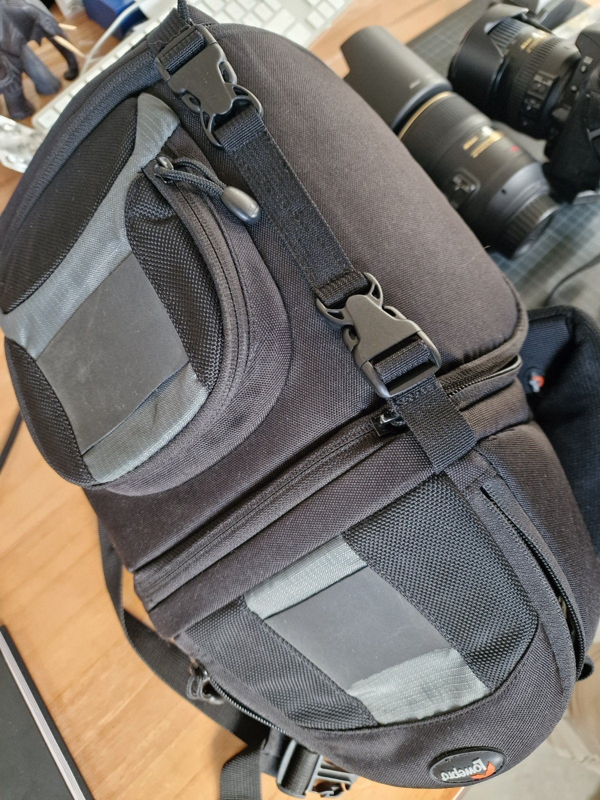 Nikon D90 + AF-S 18-200mm VR met statief en Slingshot, Enlèvement