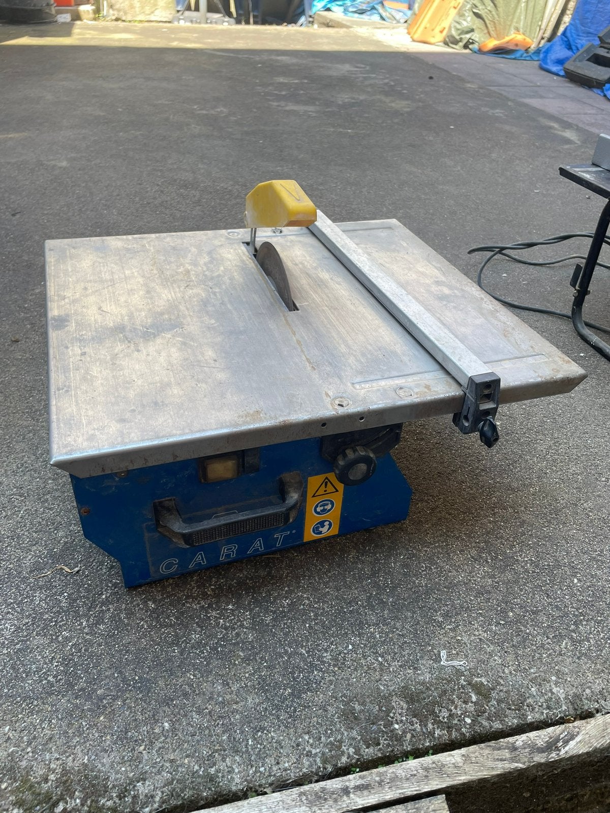 Scie à carrelage électrique sur table CARAT, Bricolage & Construction, Enlèvement, Utilisé, Scie à onglet