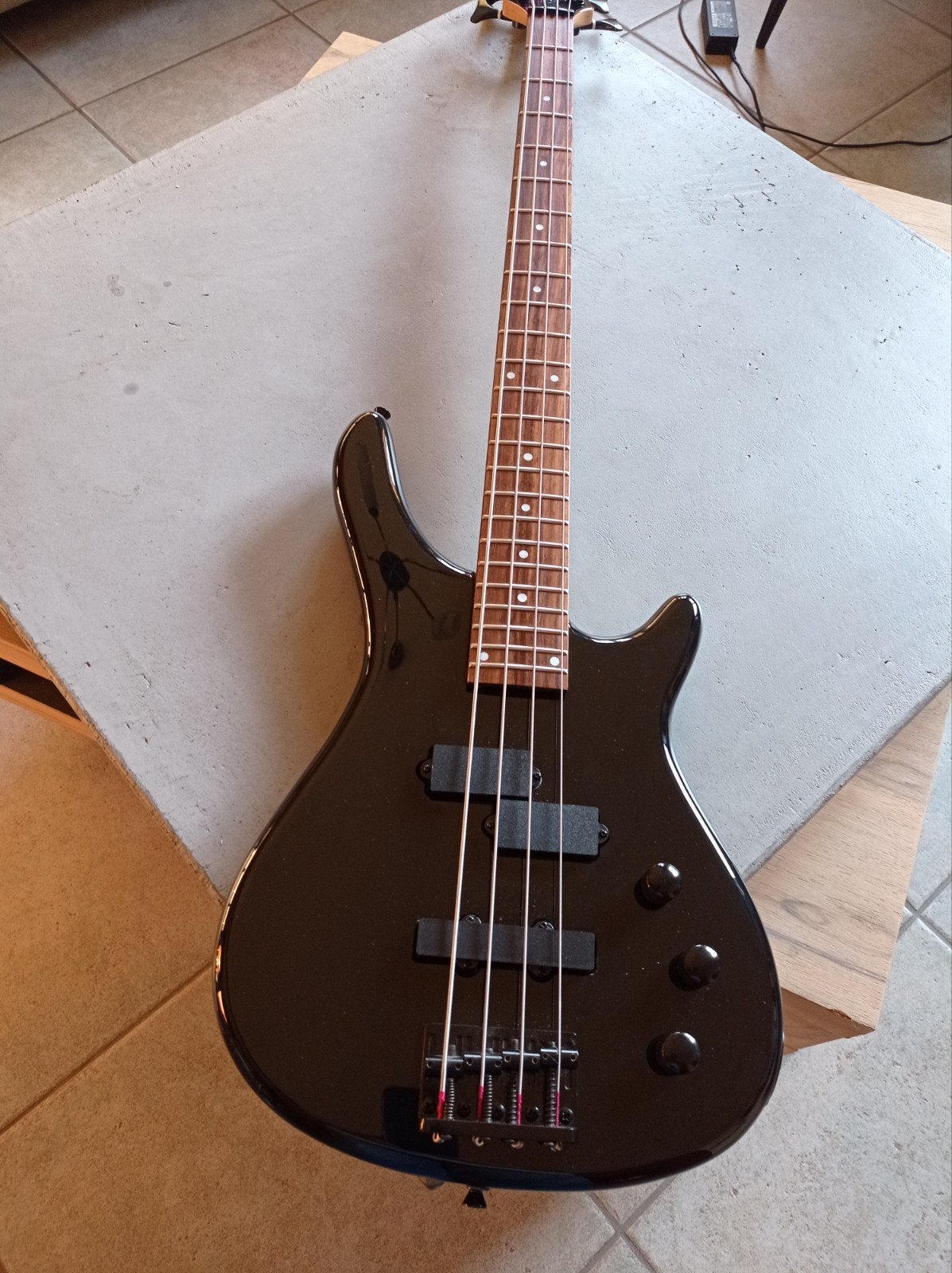 Guitare Basse et son ampli STAGG, Enlèvement, Comme neuf, Électrique