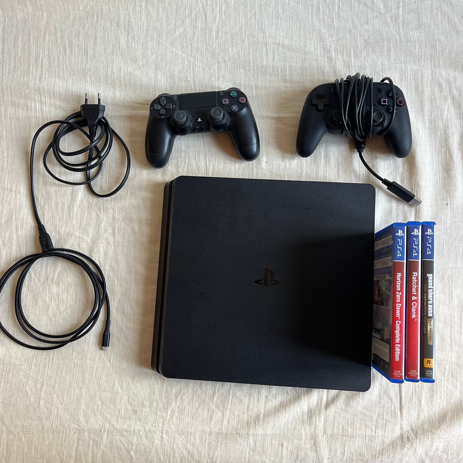 PS4 Slim 500GB Met 2 Originele Controllers & 3 Games, Games en Spelcomputers, Spelcomputers | Sony PlayStation 4, Ophalen, Zo goed als nieuw