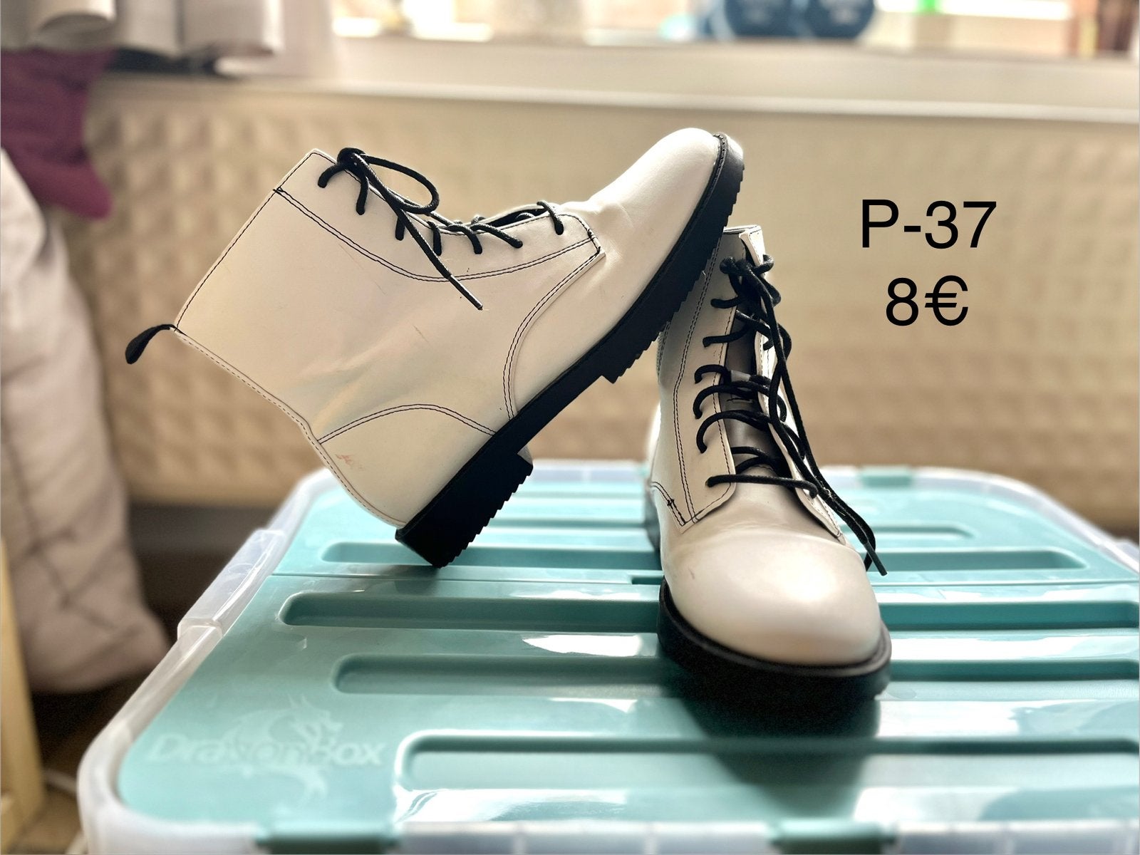 Bottines P-37, Enlèvement, Comme neuf
