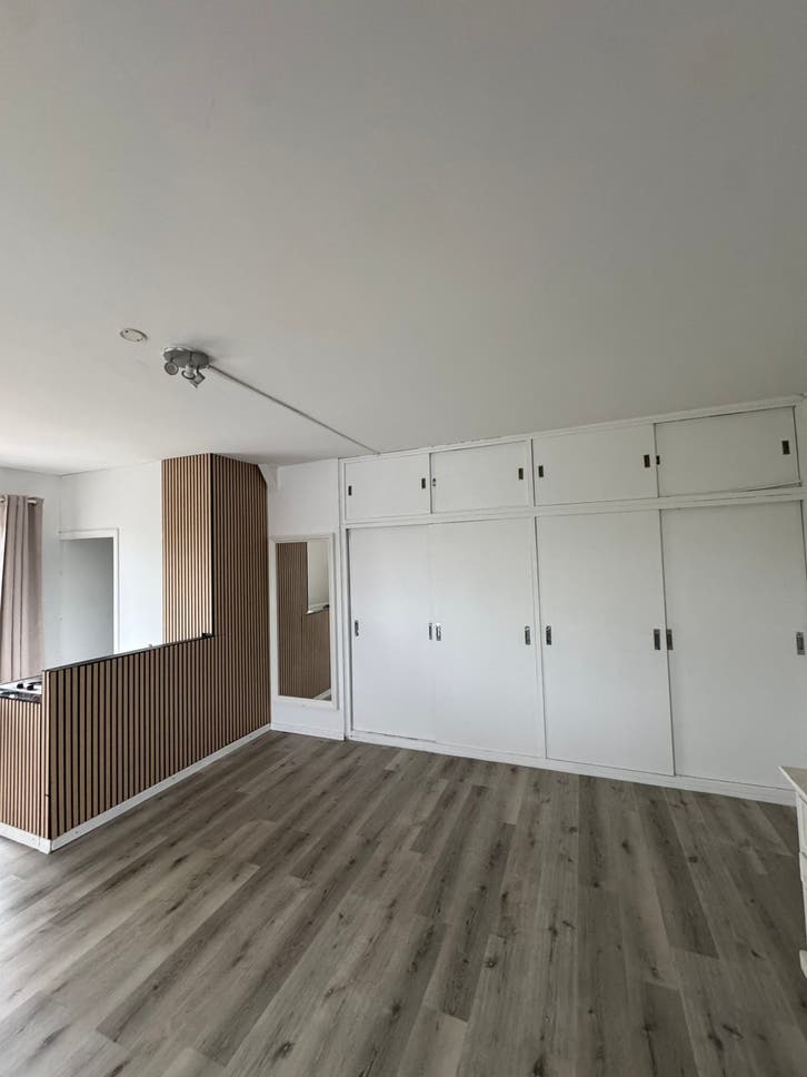 Studio entièrement rénové et meublé à louer à Jumet – 450e