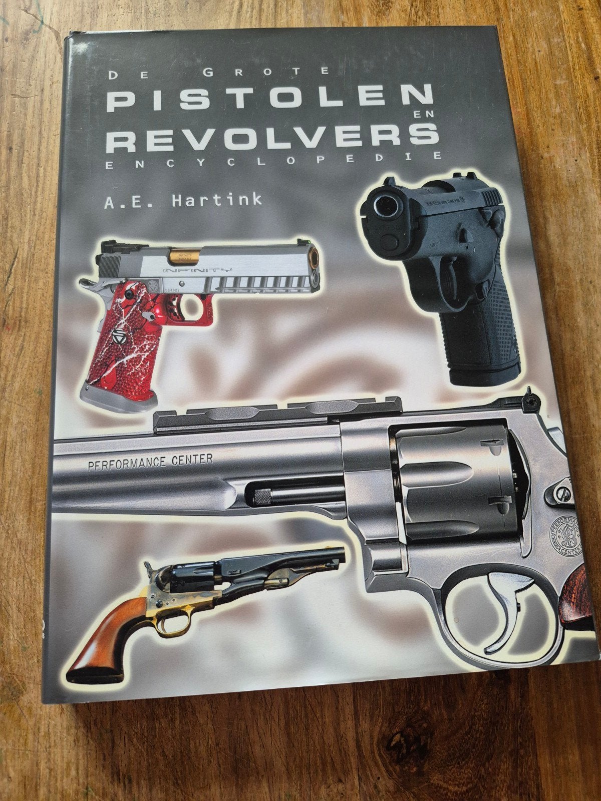 A.E. Hartink - De grote pistolen en revolvers encyclopedie, Enlèvement ou Envoi, A.E. Hartink