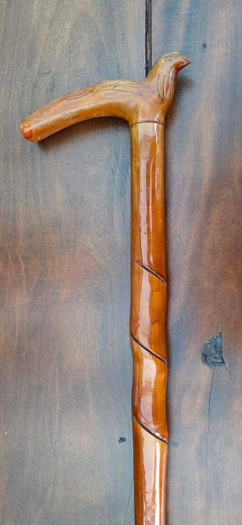 Gelakt houten wandelstok met handgesneden handgreep., Ophalen