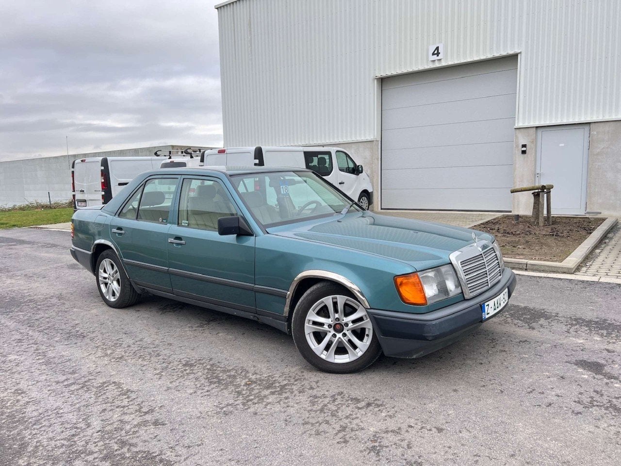 Mercedes-Benz E-Klasse E200 BENZINE Oldtimer * 1 Eigenaar *, Auto's, Oldtimers, Achterwielaandrijving, Mercedes-Benz, 5 deurs