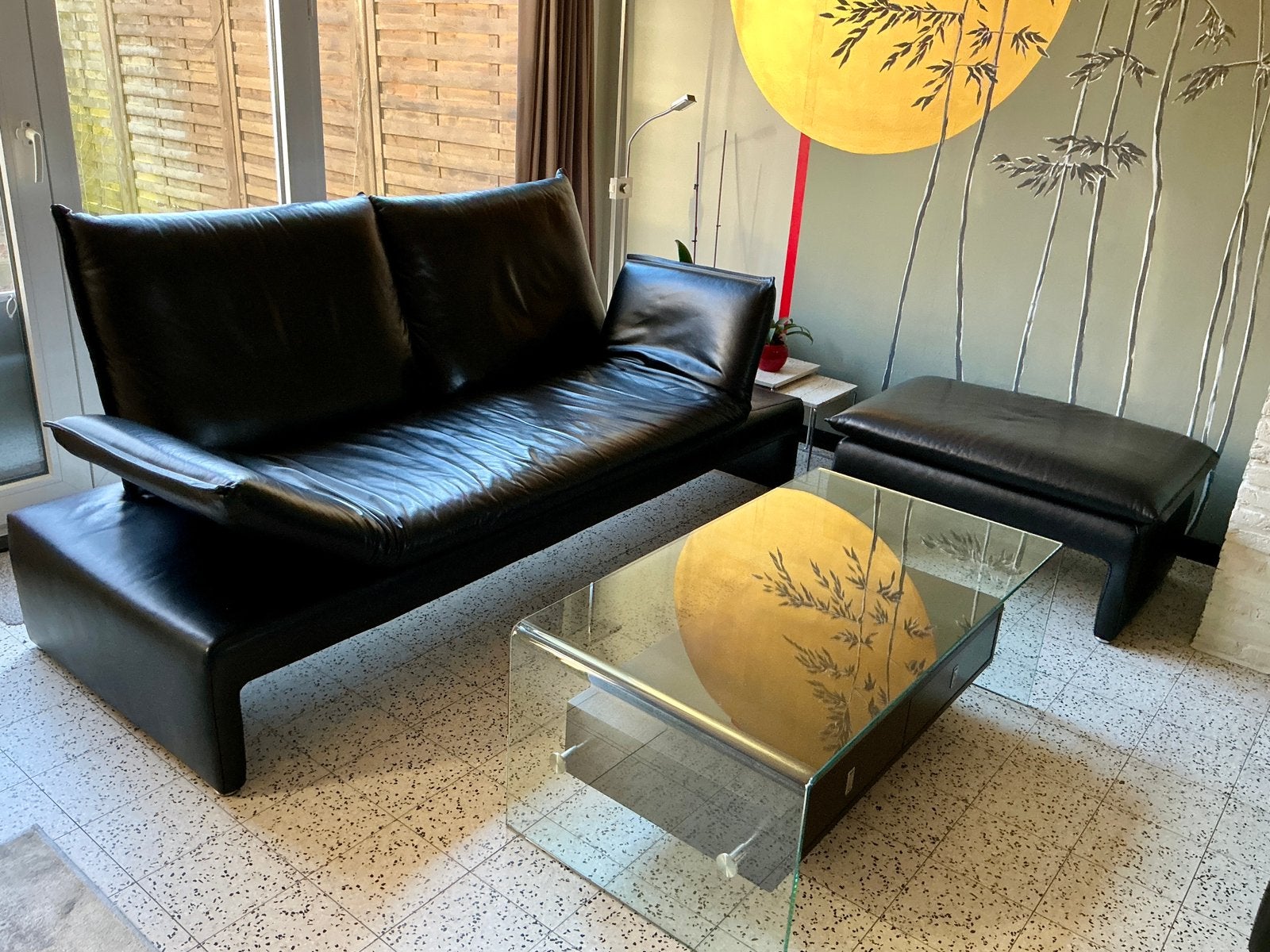 Siège et repose-pieds en cuir noir avec table basse., Enlèvement, Comme neuf, Cuir