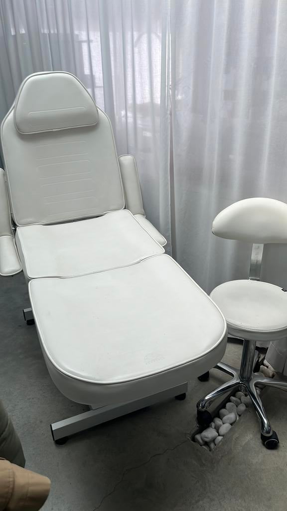 Behandelingsstoel en tabouretje met rugleuning, Ophalen, Gebruikt, Massagestoel of Kussen