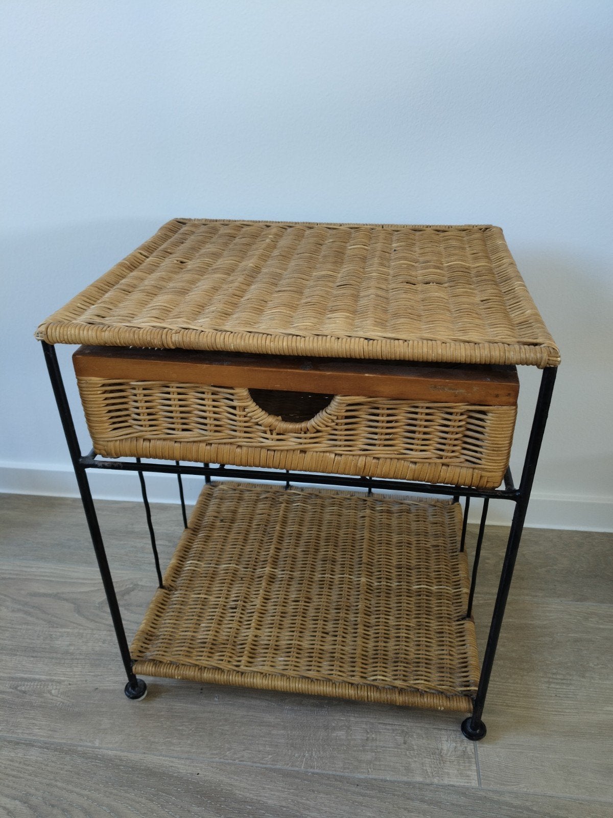 Nachttafel of bijzettafel riet vintage, Ophalen