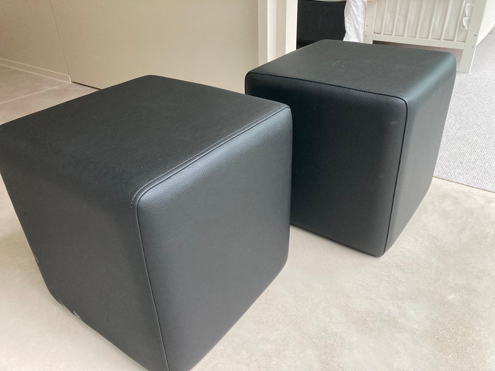 Set van 2 nieuwe kubus poufs in zwart kunstleder, Ophalen, Nieuw