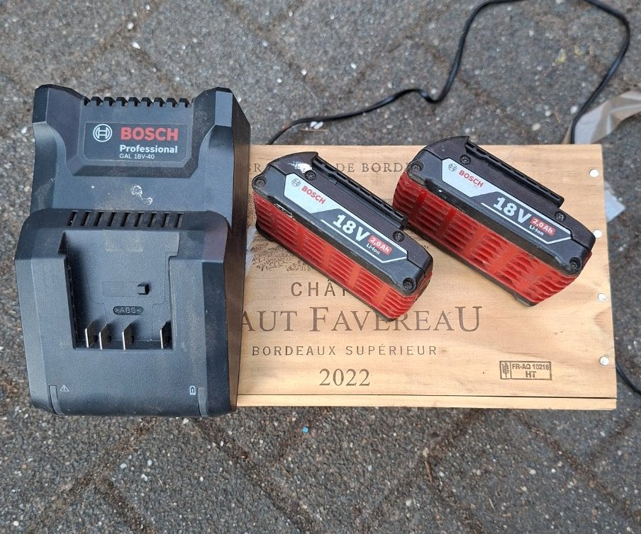 CHARGEUR PROFESSIONNEL BOSCH + 2 BATTERIES, Enlèvement ou Envoi, Utilisé