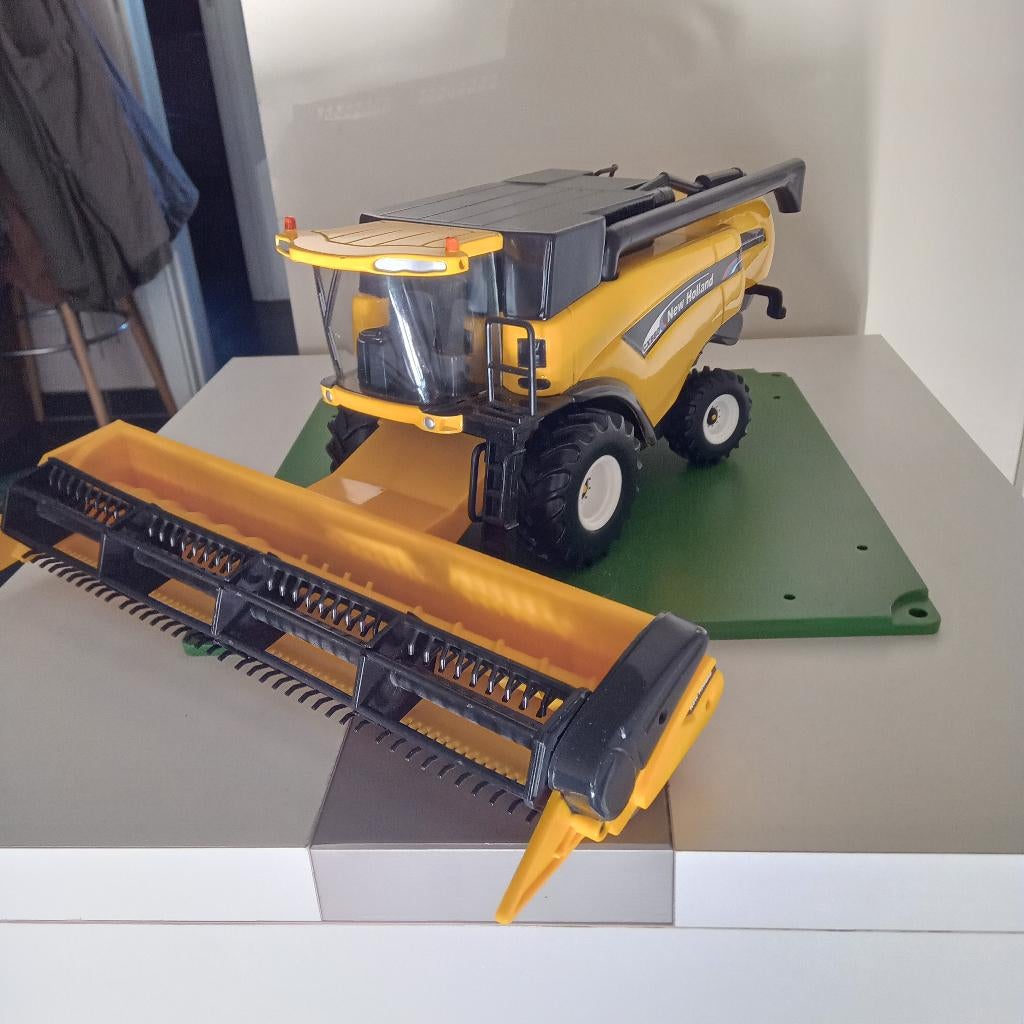 MOISSONNEUSE-BATTEUSE BRITAINS NEW HOLLAND CX 880, Envoi, Britains