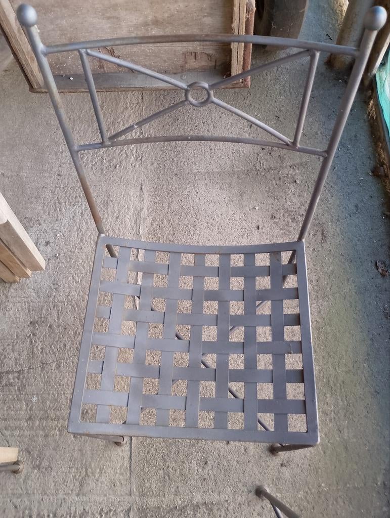 Ijzeren tuinstoelen, Enlèvement
