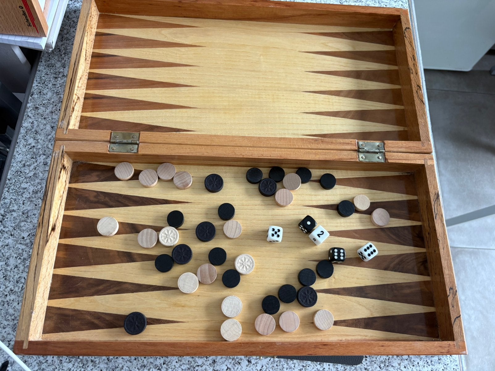 Jeux de dames et Backgammon dans un coffret en bois, Hobby & Loisirs créatifs, Enlèvement ou Envoi, Comme neuf