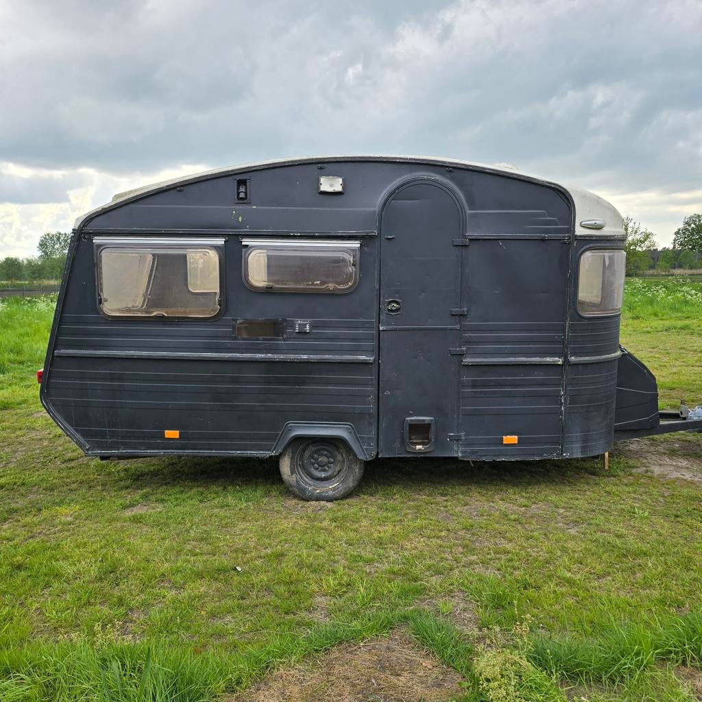 Caravan constructam met papieren wisselstukken raam chassis, Ophalen