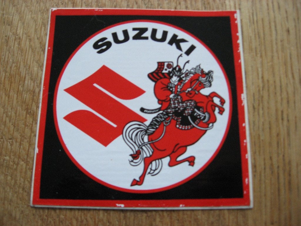 Vintage Sticker Suzuki 9,5 x 9,5 cm, Enlèvement ou Envoi, Neuf, Voiture ou Moto