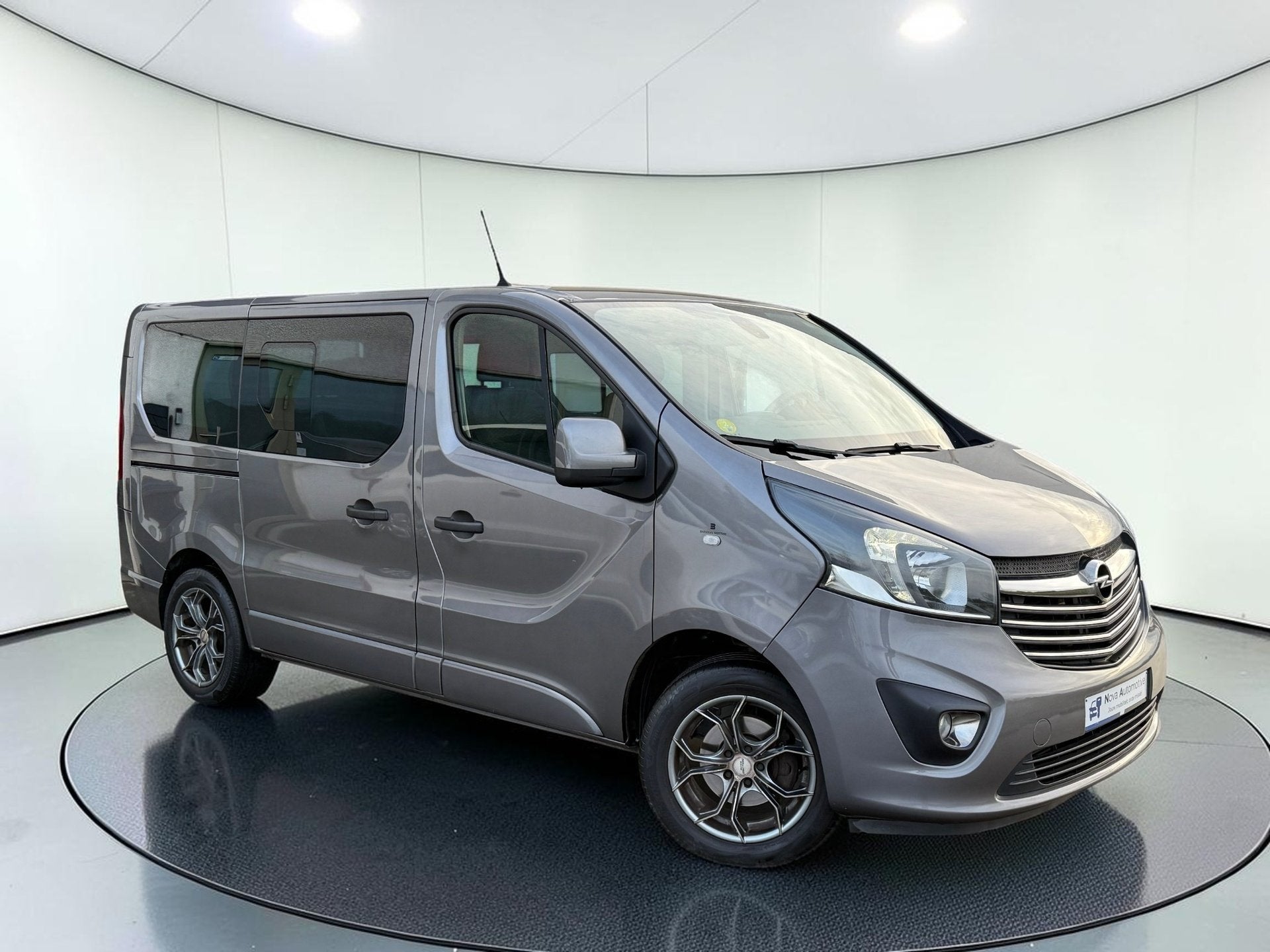 Opel vivaro 8 zitpl, 1e eig Airco, Parksens, Camera, Cruisew, Voorwielaandrijving, Stof, 4 cilinders, Bruin