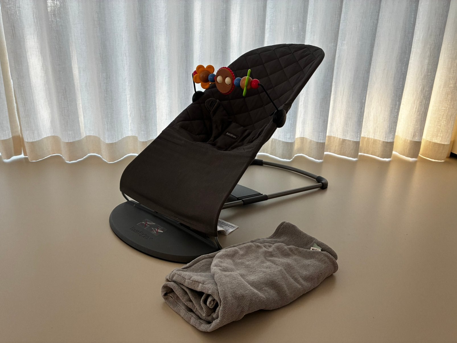 BabyBjörn wipper met speelboog en gratis Trixie hoes, Autres marques, Enlèvement, Utilisé, Avec ceinture(s)