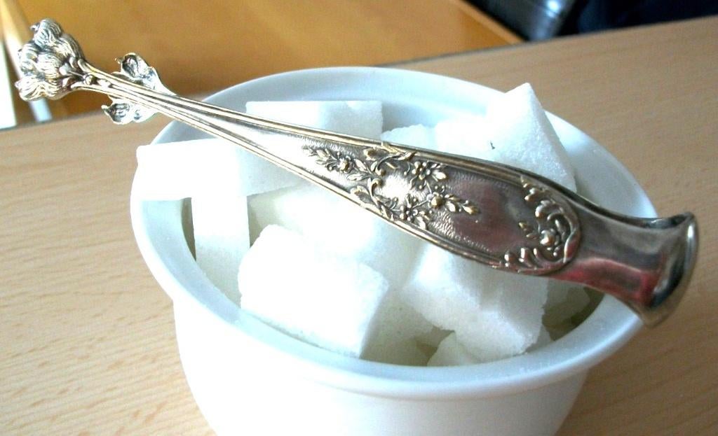 Te koop: Oude antieke zilveren suikertang in doos, Antiek en Kunst, Ophalen