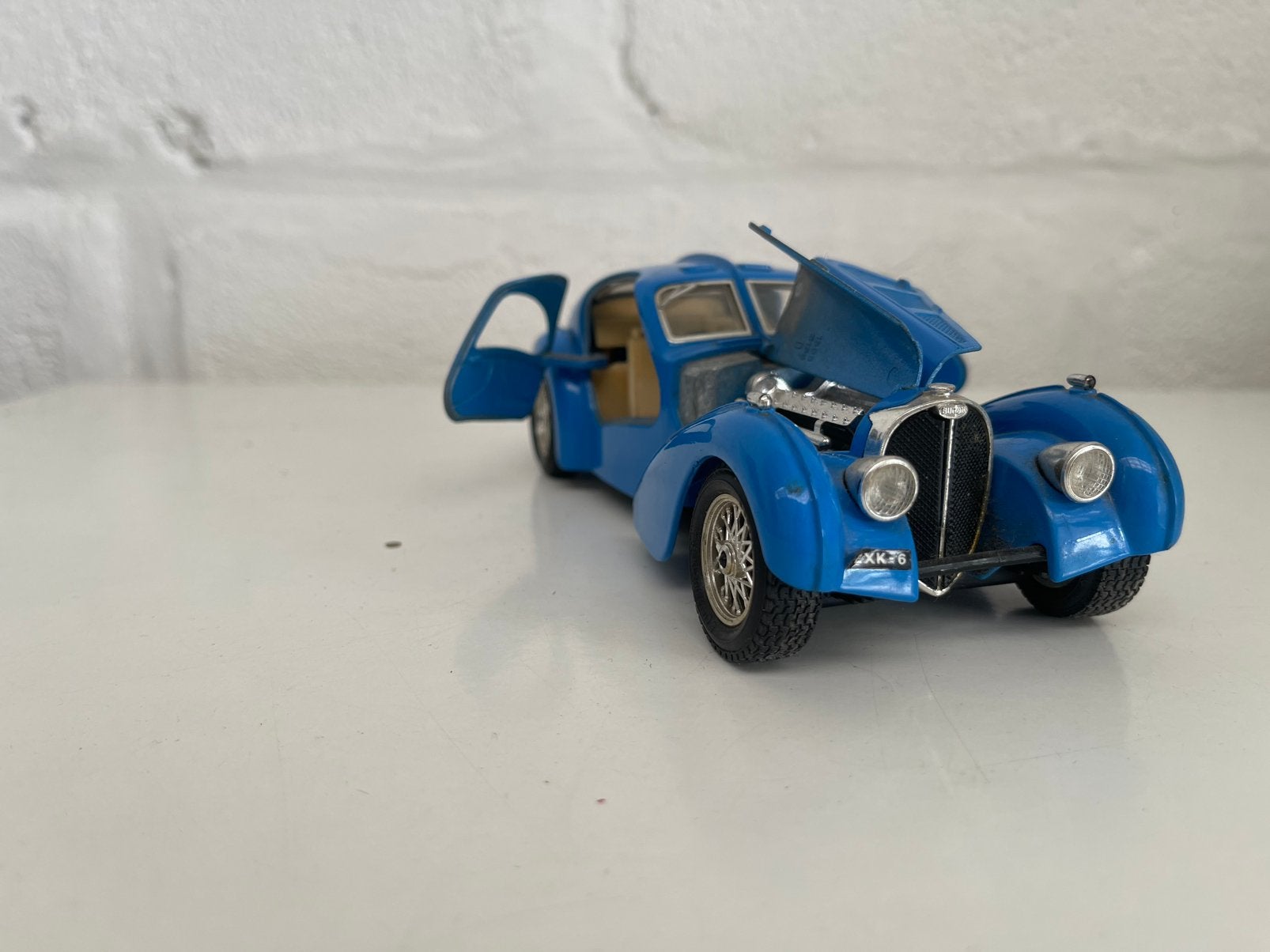 Bburago Bugatti Type 57 SC Atlantic (1936)—Bleu métallisé, Hobby & Loisirs créatifs, Voitures miniatures | 1:24, Comme neuf, Enlèvement ou Envoi