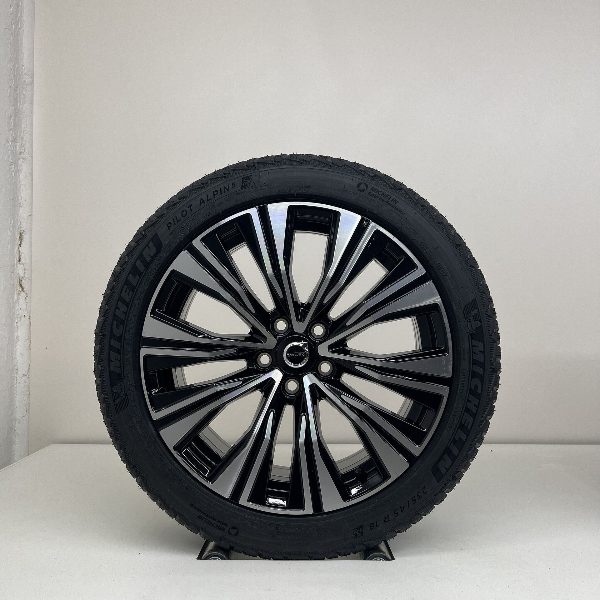 Volvo V60 / S60 - 18 inch - winterbanden NIEUW, 18 inch, Banden en Velgen, Nieuw, 235 mm