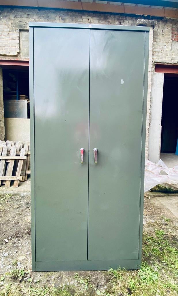Grote opslageenheid. Garderobe en plank, Ophalen