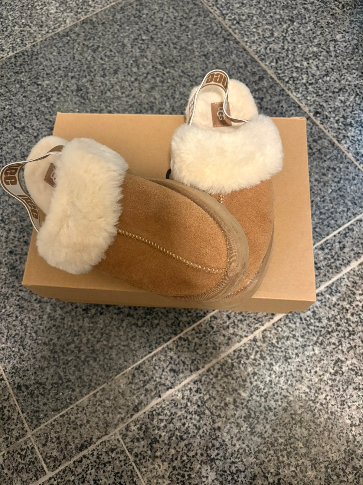 UGG, Beige, Comme neuf, Enlèvement, Autres types