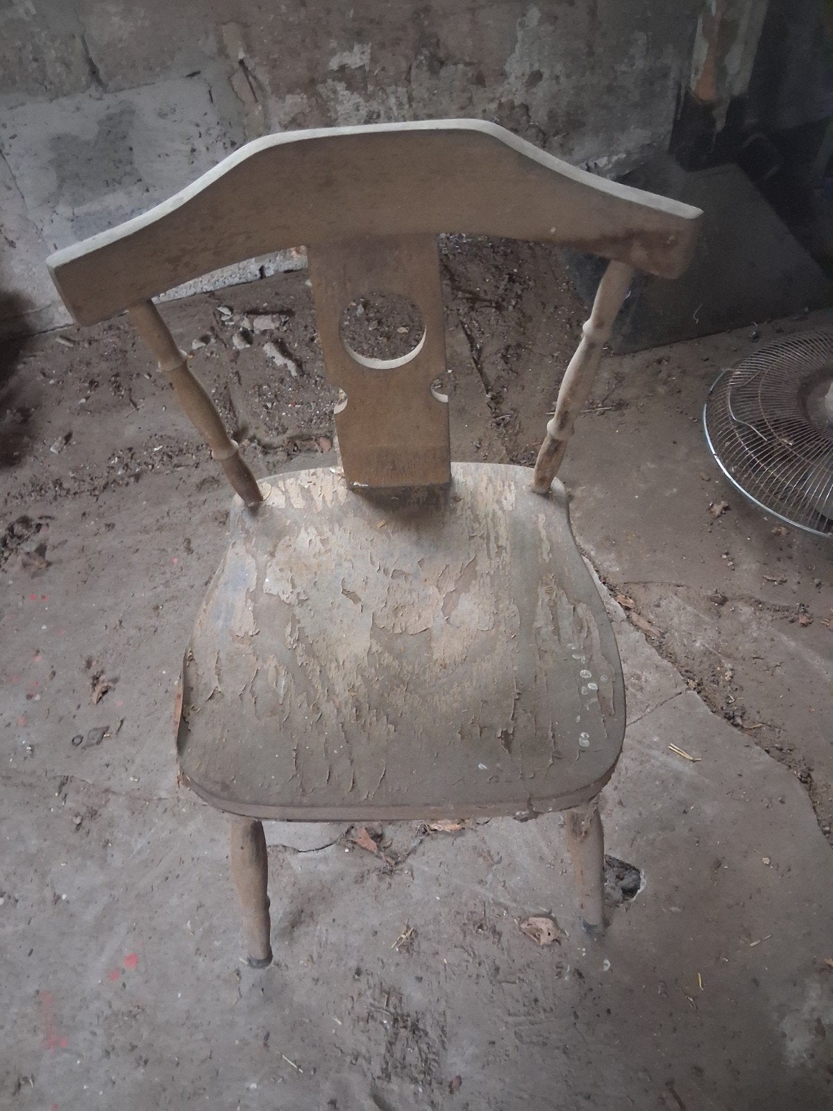 12 houten stoelen, Ophalen