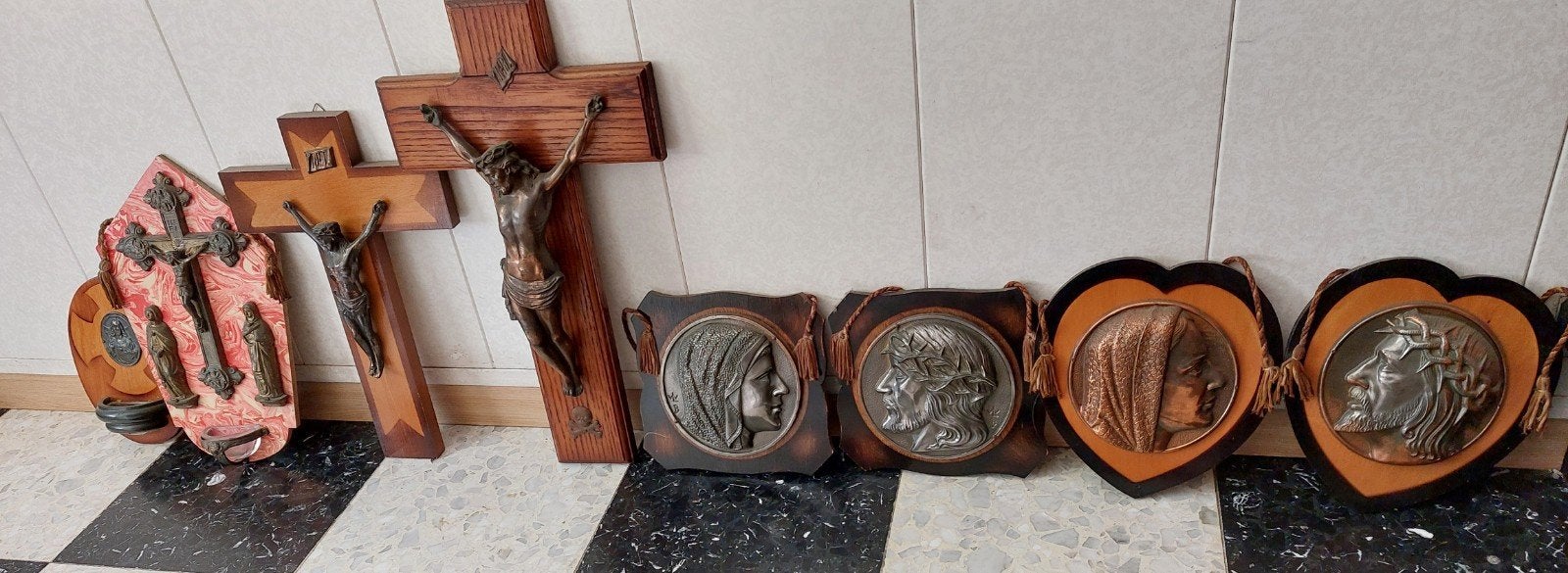 Diverse religieuze kunst en kruisbeelden, Ophalen
