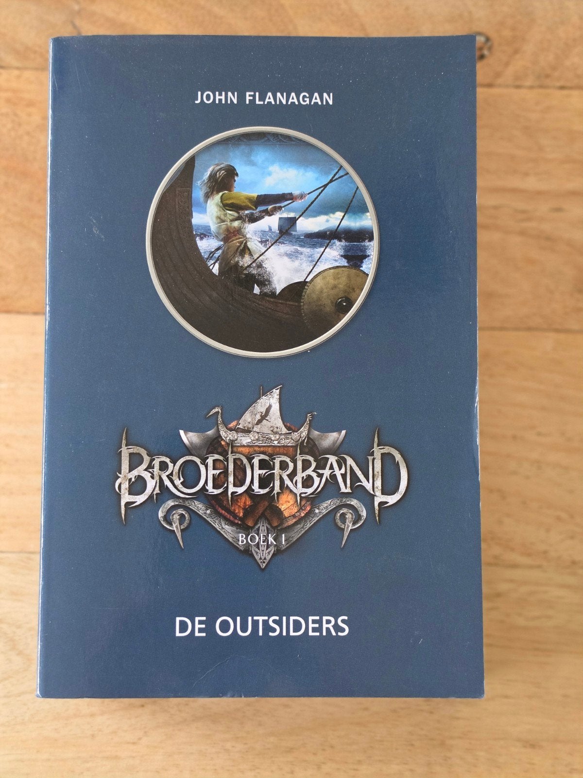 Broederband boek 1 De Outsiders - John Flanagan, Boeken, John Flanagan, Ophalen of Verzenden, Zo goed als nieuw, Fictie