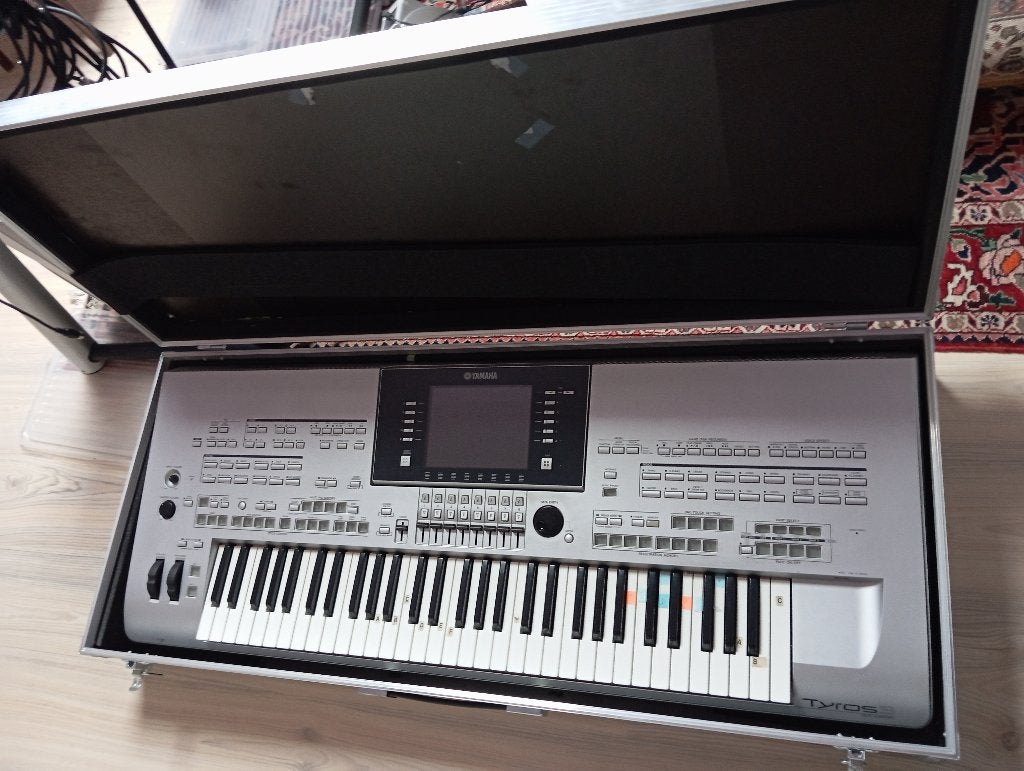 Keyboard Yamaha tyros 3 op statief, luidsprekers en koffer, Ophalen, Zo goed als nieuw