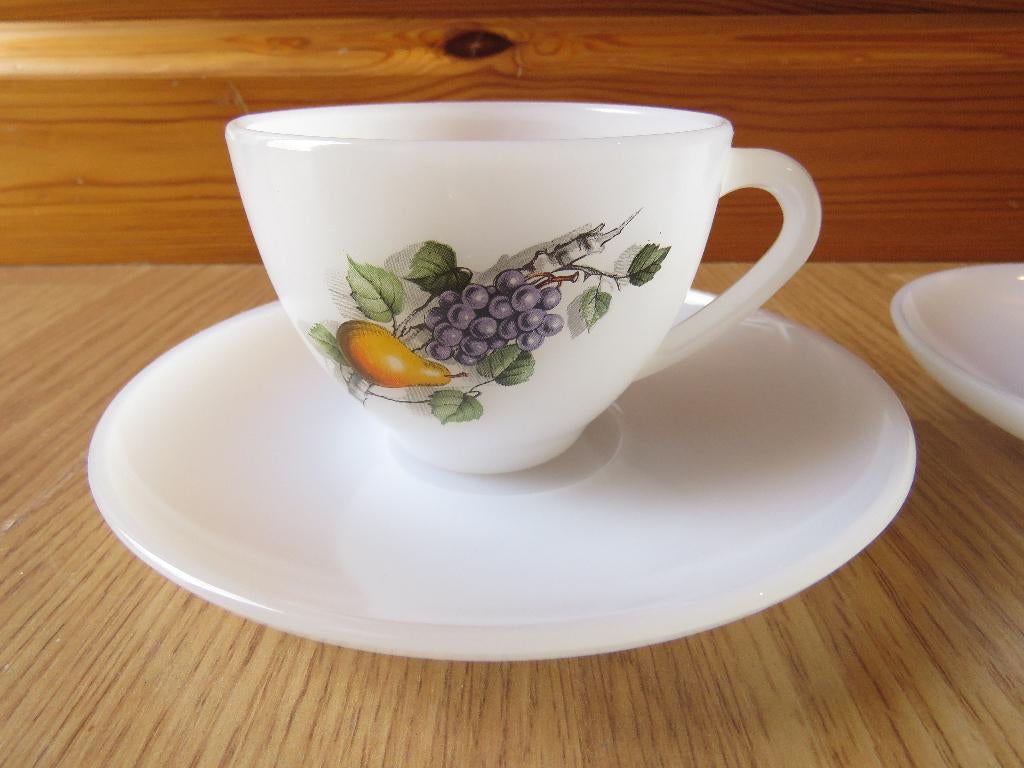 vintage arcopal 2 grandes tasses motifs Fruits de France, Huis en Inrichting, Ophalen of Verzenden, Gebruikt, Kop(pen) en/of Schotel(s)
