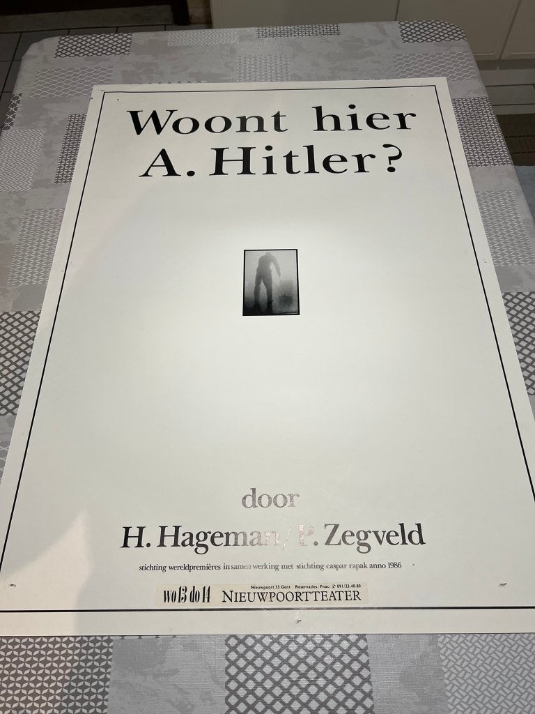 Vintage Poster Woont hier A. Hitler? door H. Hageman / P. Ze, Verzamelen, Posters, Deurposter of groter, Ophalen of Verzenden